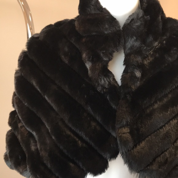 Bebe faux fur shoulder cape. - Picture 2 of 6